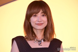 ヨンア、美脚全開ミニワンピ姿 アメリカ満喫ショットに反響「圧巻のスタイル」「絵になる」