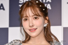 三上悠亜、ミニ丈トップスでほっそりウエストのぞく「スタイル抜群」「可愛すぎ」の声 画像