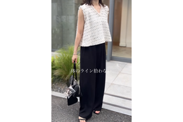 大人の甘めパンツコーデのお手本。体型カバーも計算済みの夏のモノトーン【40代の毎日コーデ】 画像