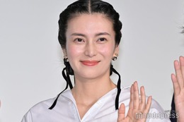 柴咲コウ、チューブトップドレスでデコルテ＆美背中輝く「透明感すごい」「芸術作品のよう」 画像