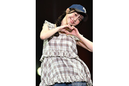 かとゆり、結婚発表後初ランウェイ ハートポーズで幸せオーラ放つ【オキコレ2025】