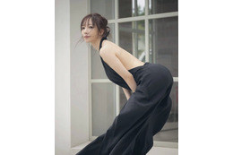 清水あいり、スリットから美脚チラリ 地元・大阪満喫ショットに「スタイル抜群」「眩しい」の声