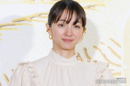 満島ひかり、色白美脚のぞく衣装姿「抜群スタイル」「絵になる」の声