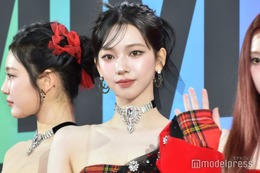 aespaカリナ、“超ミニ”丈から圧巻の脚線美披露「脚の長さが異次元」「骨格レベチ」と反響