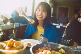 長濱ねる、2nd写真集先行カット第8弾解禁 料理を前に幸せそうな笑顔 画像