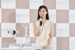 【北川景子】実はくせ毛だった!?「梅雨の時期はふわっと広がる」お悩み髪を完璧美ストレートヘアに導く愛用品と「たった２つのプロセス」とは？