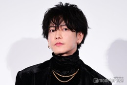 佐藤健、雰囲気ガラリのメイク姿が話題「別人みたい」「刺激が強い」