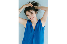 今年で俳優デビュー25周年！上戸彩、笑顔はじけるブルードレスSHOTで力強い美しさ
