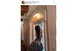 鈴木愛理、ほっそり美背中を披露！肌見せドレスSHOTにファンうっとり「美しさ全開」「色っぽい」 画像