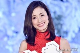 上戸彩、美背中輝く衣装姿「さすがのスタイル」「透明感すごい」の声