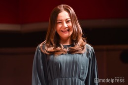 華原朋美、ミニスカでスラリ美脚披露「スタイル抜群」「変わらず美しい」と反響
