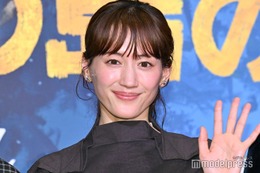綾瀬はるか、タンクトップで素肌際立つ「美しすぎる」「素敵」と反響