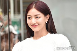 TWICEジヒョ、胸元大胆開きワンピで大人の魅力「美しすぎる」「女神」の声 画像