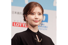 白石麻衣、美うなじ披露の爽やかワンピSHOTにファンうっとり「綺麗すぎる！」「美しい」