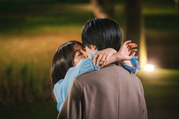 【海老だって鯛が釣りたい 第1話】海老子（田辺桃子）、鯛島（桜田通）に勢いでキス・水沼（中川大輔）とベッドで朝迎える 画像
