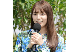 川口春奈、Tシャツ×デニムが映える美スタイルSHOTに反響「シンプルなのに品がある」「大人の女感増し増し」 画像