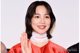 のん、ショーパンで美脚披露 私服ショットに反響「自然体で可愛い」「スタイル抜群」
