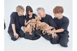 渡辺美奈代、夫と息子たち＆“愛犬3姉妹”との幸せ家族SHOTに反響「素敵すぎます」「もう最高」 画像