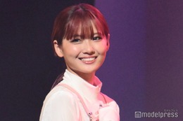 フォーエイト48あみか、大胆穴開きパーカー姿「なかなか着こなせない」「セクシー」の声