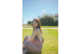 川栄李奈、ほっそり美背中がチラリ！明るい笑顔とヘルシーボディが映える水着SHOT披露