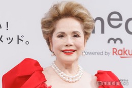 デヴィ夫人、スタイル際立つ水着姿披露「引き締まってて綺麗」「美脚すぎる」と反響