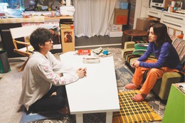 「こんばんは、朝山家です。」初回、脚本家・賢太（小澤征悦）のセリフが話題 “ドラマウォッチャーと名乗る評論家もどきの連中”に「リアルすぎる」の声