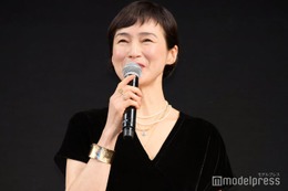 安田成美、自作の付け襟でリメイクコーデ披露「すごく器用」「真似したい」の声