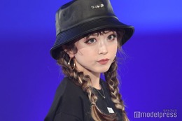 みりちゃむ、ノースリーブ×メガネで七夕祭り満喫「ナチュラルで雰囲気変わる」「お肌綺麗」の声