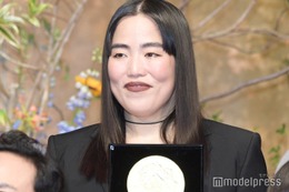 ゆりやんレトリィバァ、無言＆表情芸でスピーチ 剛力彩芽はノースリーブドレスで登場【第51回放送文化基金賞】