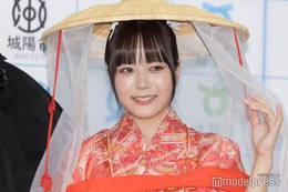 東雲うみ、美バスト際立つ私服姿 ディズニー満喫ショットに「可愛い」「セクシー」