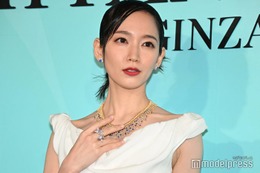 吉岡里帆、美デコルテ輝くオフショルドレス姿 正月の実家帰省が「1番輝いている」理由【ティファニー銀座 オープニングイベント】