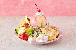 フリッパーズ、旬の国産白桃まるごと使用のアラモード風パンケーキ新登場