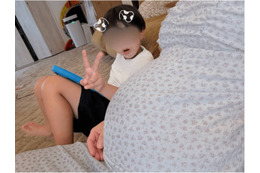「babyとこあ」第5子妊娠中の辻希美、ふっくらお腹越しの三男のピースSHOT公開「まったりNetflix Time」
