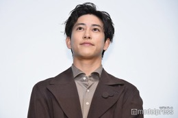佐野岳、水着姿で肉体美披露「綺麗な腹筋」「リアルルフィ」の声
