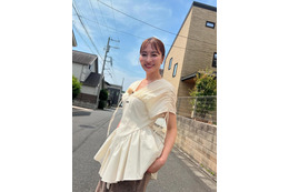 新山千春「旦那さんとぶらり散歩」ノースリーブのデートコーデ披露「眼鏡姿が素敵」「可愛い」と反響