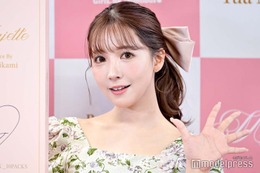三上悠亜、ミニドレスから美脚披露「憧れる」「綺麗」