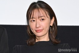松本まりか、セーラー服からほっそり美脚輝く「奪い愛、真夏」オフショットに反響 画像