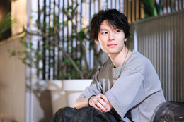 萩原利久、“陽キャ”動物看護師役の反響実感 深田恭子との関係は「少しずつ動き始める」【初恋DOGs】