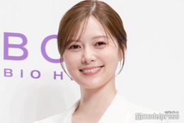 白石麻衣、制服姿で色白美脚輝く「全てが完璧」「学校にいたら絶対惚れてる」の声