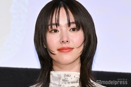唐田えりか、膝上ミニ丈で美脚披露 韓国街中ショットに反響続々
