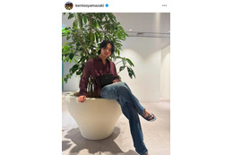 「足長っ！！」山崎賢人、スタイルの良さが際立つデニムSHOTに反響「いつもハンサム」「かっこよすぎ」
