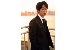 SUPER EIGHT横山裕、スーツ姿で“シゴデキ上司”熱演 ソロプロジェクト秘話・メンバーへの思い明かす