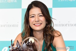 スザンヌ、水着姿でプール満喫「綺麗」「お腹引き締まってる」 画像