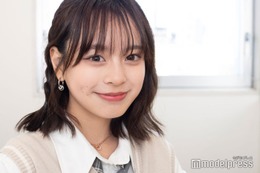 「今日好き」小國舞羽、ショーパン姿で美脚全開「夏が似合う」「上目遣い可愛い」と反響 画像