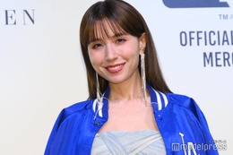 May J.、膝上ミニスカから美脚披露「着こなしおしゃれ」「スタイル抜群」の声