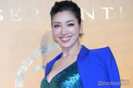 アンミカ、ノースリーブの大胆カラーコーデ披露「私服カッコイイ」「色合わせ素敵」と反響