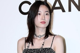 「イカゲーム」出演女優、ミニスカからスラリ美脚際立つ「スタイルいい」「憧れる長さ」の声
