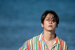 亀梨和也「事故物件ゾク 恐い間取り」本人役で出演 Snow Man渡辺翔太と“熱烈ハグ”メイキングショットも解禁