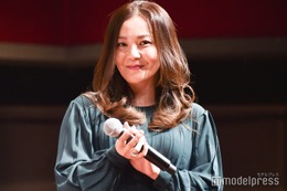 華原朋美、息子との密着プラベショット公開 肌見せコーデで室内遊び満喫