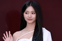 TWICEツウィ、ミニ丈レース衣装でほっそり美脚披露「見惚れる」「理想のスタイル」の声 画像